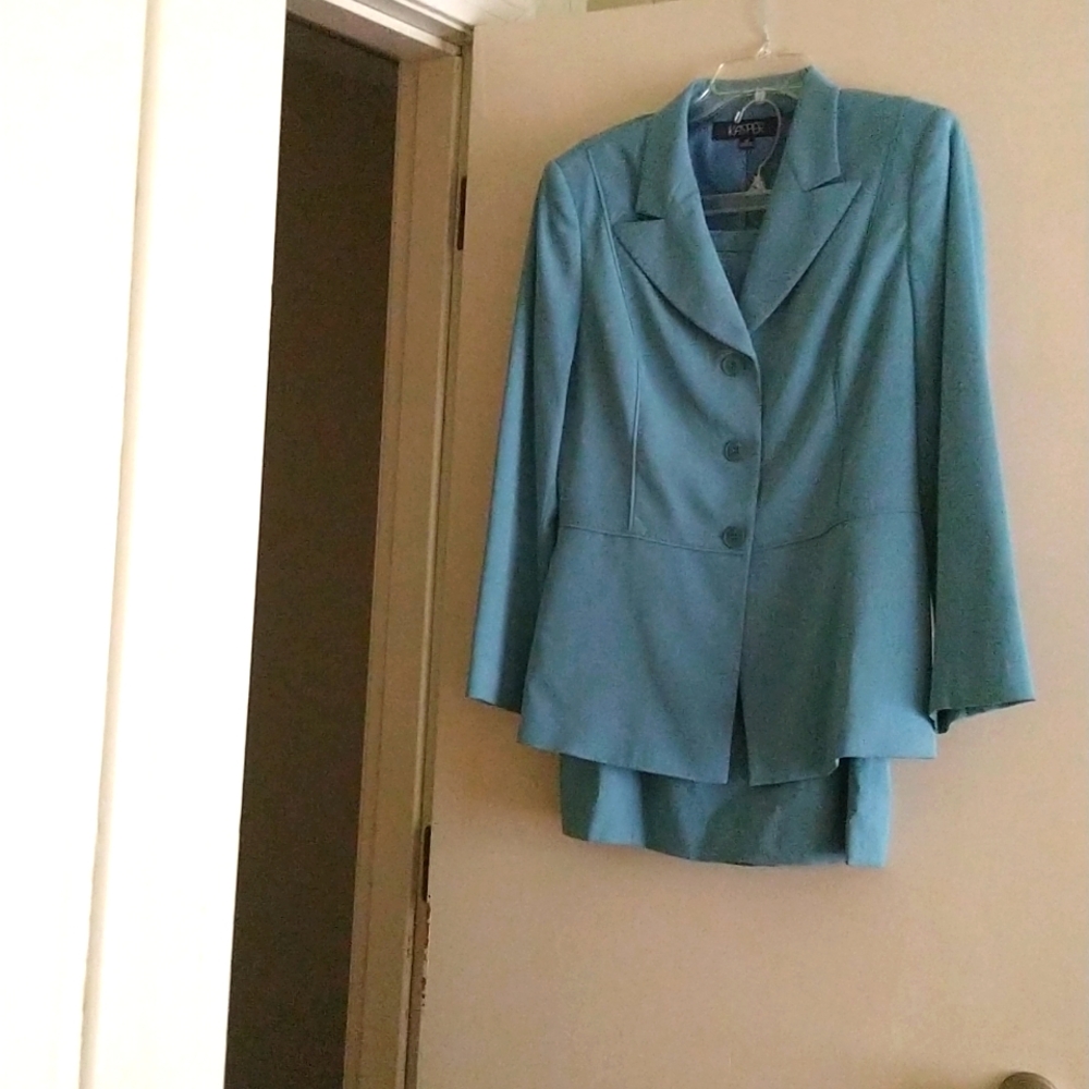 Skirt suit